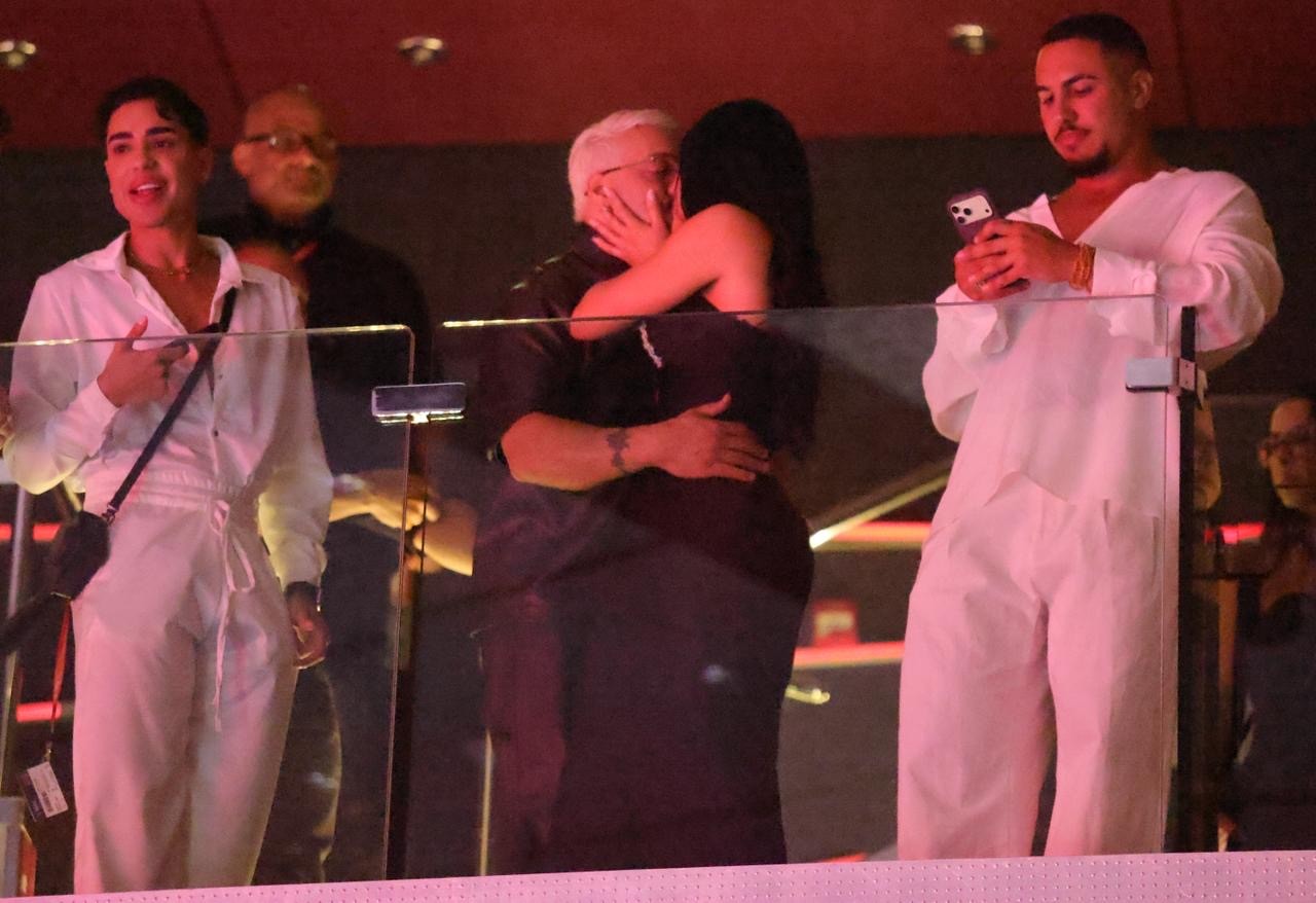 Em navio, Belo e Rayane Figliuzzi se beijam muito durante show de Alcione