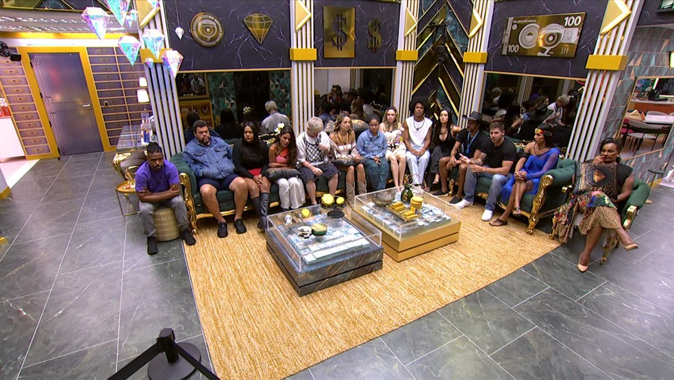 Participantes reunidos à espera da Formação do Paredão Falso do BBB 26 — Foto: GLOBO