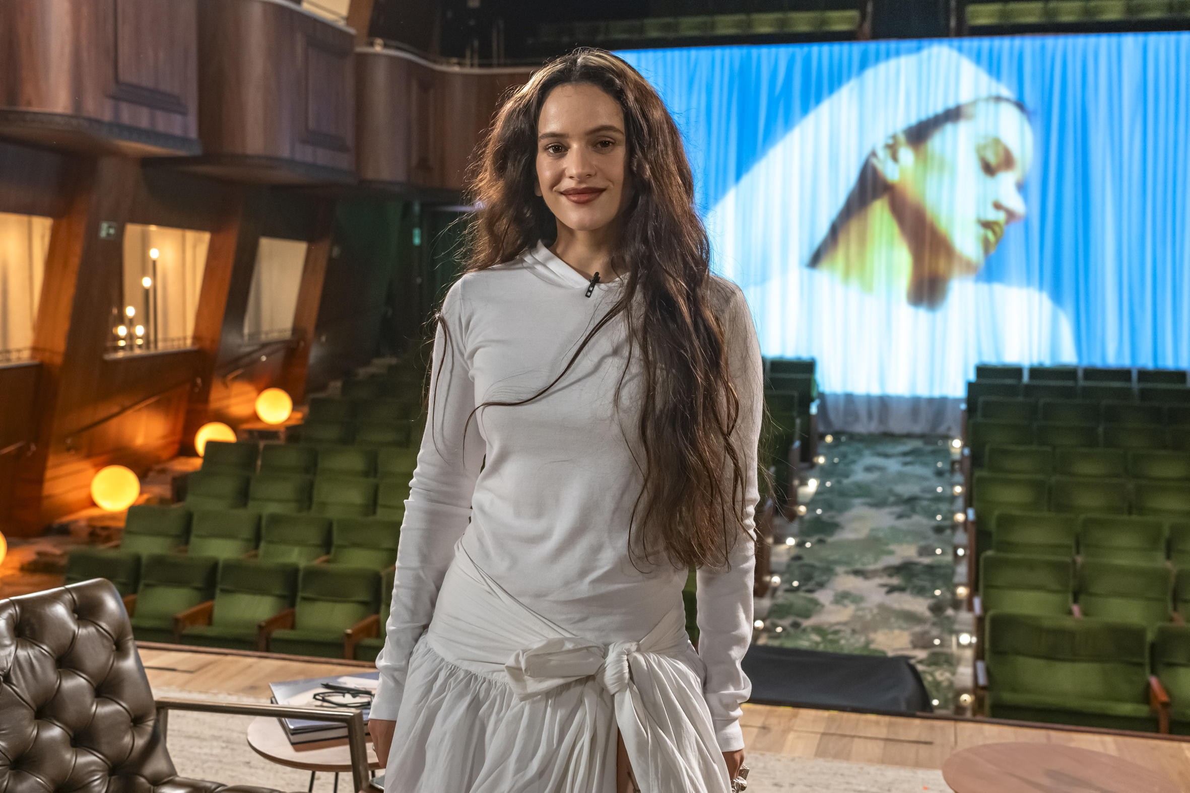 Rosalía dá detalhes de turnê do álbum 'Lux', fala em português e revela paixão por bossa nova: 'Belíssimo'