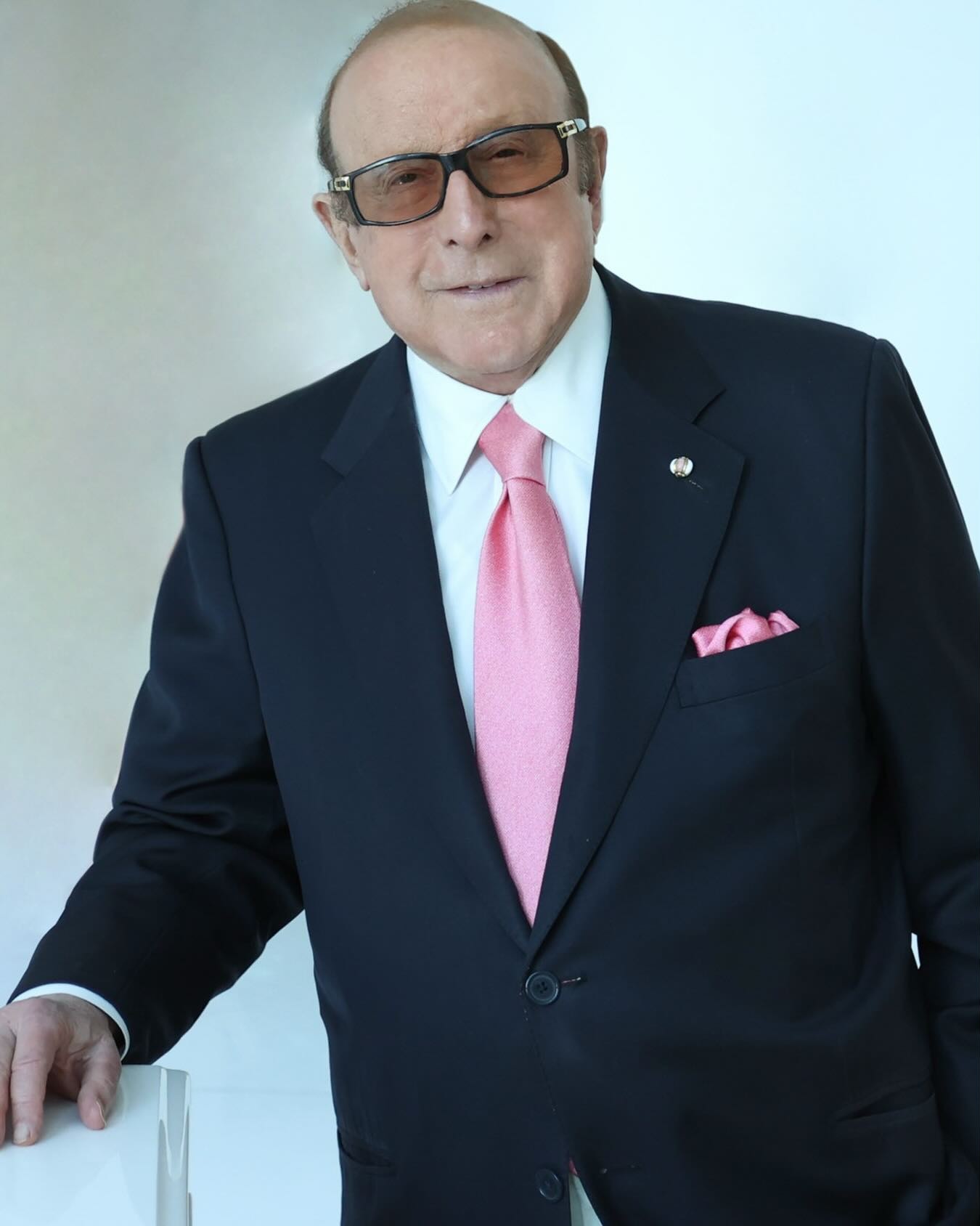 Morre Clive Davis, magnata da música que ajudou a lançar Whitney Houston, Kelly Clarkson e grandes nomes