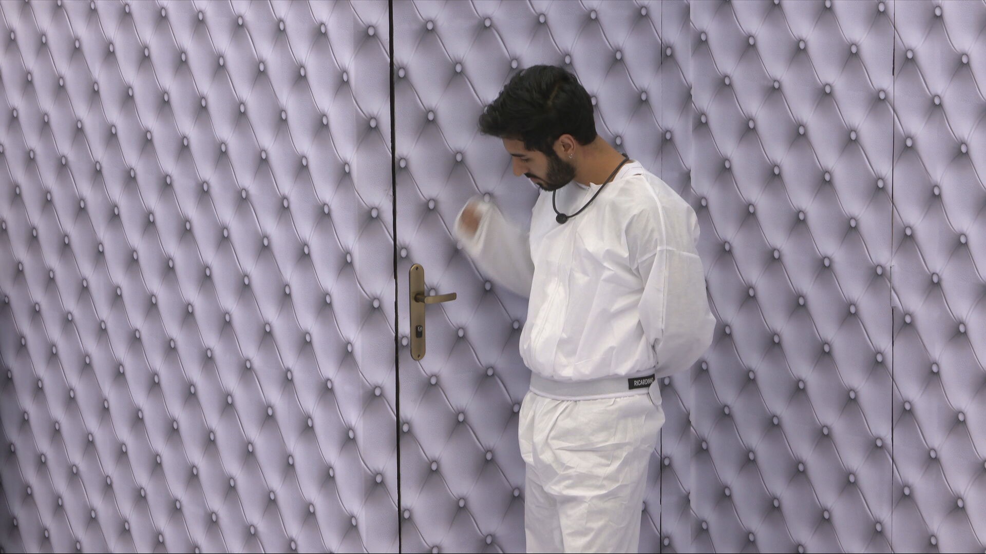 Candidatos ao BBB 26 tentam dormir no Quarto Branco e se irritam com atitude de Ricardinho