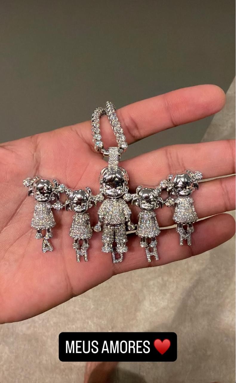 Neymar mostra joia com pingentes representando filhos e afilhada: 'Meus amores'