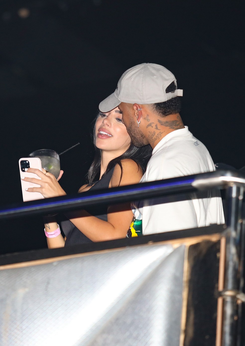 Neymar conversa com Bruna Biancardi no show do Thiaguinho — Foto: Brazil News