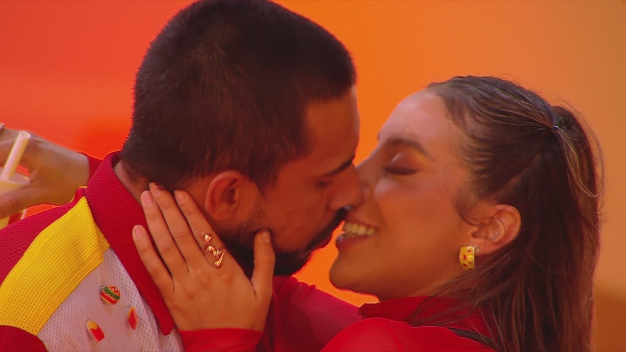 Maike e Renata se beijam na Festa do BBB 25