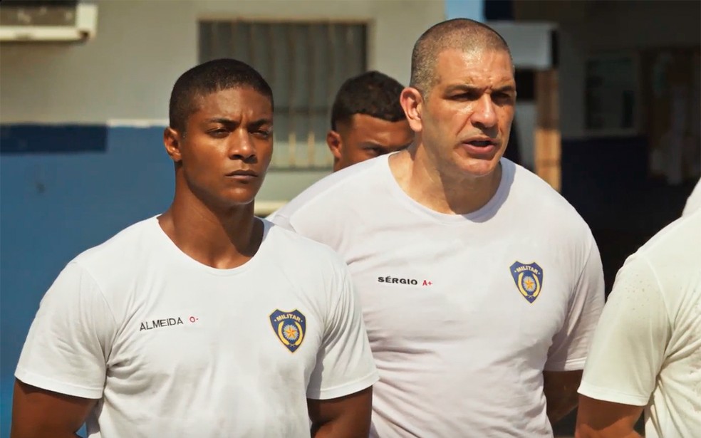 Marlon se torna policial em Dona de Mim — Foto: Globo
