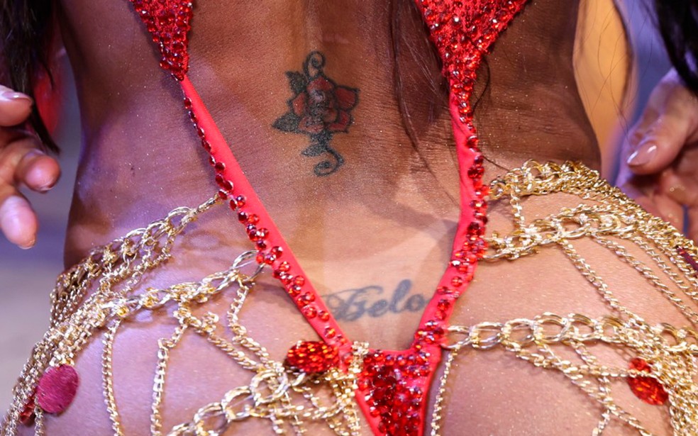 Fantasia de Gracyanne Barbosa deixa tattoo à mostra — Foto: Daniel Pinheiro/BrazilNews