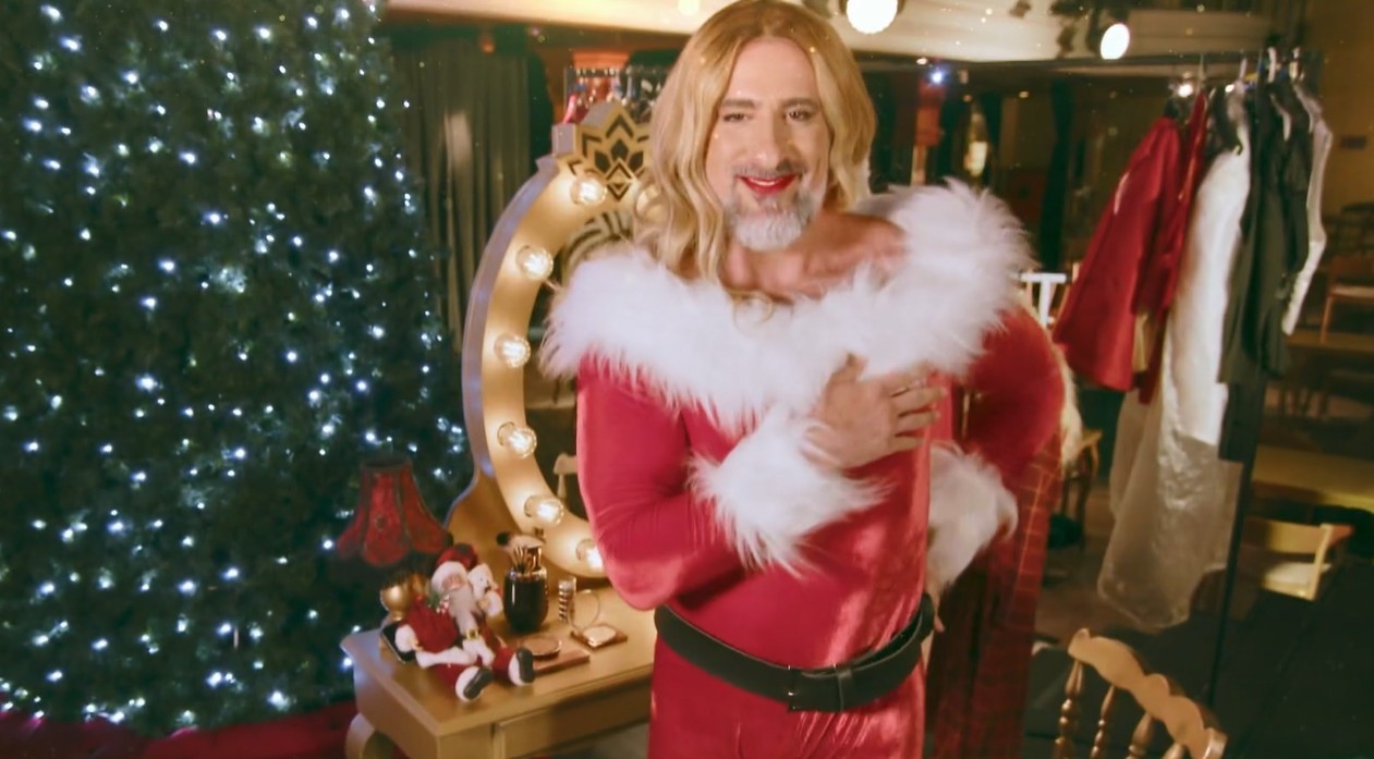 Marcos Mion faz paródia de Mariah Carey em Gramado