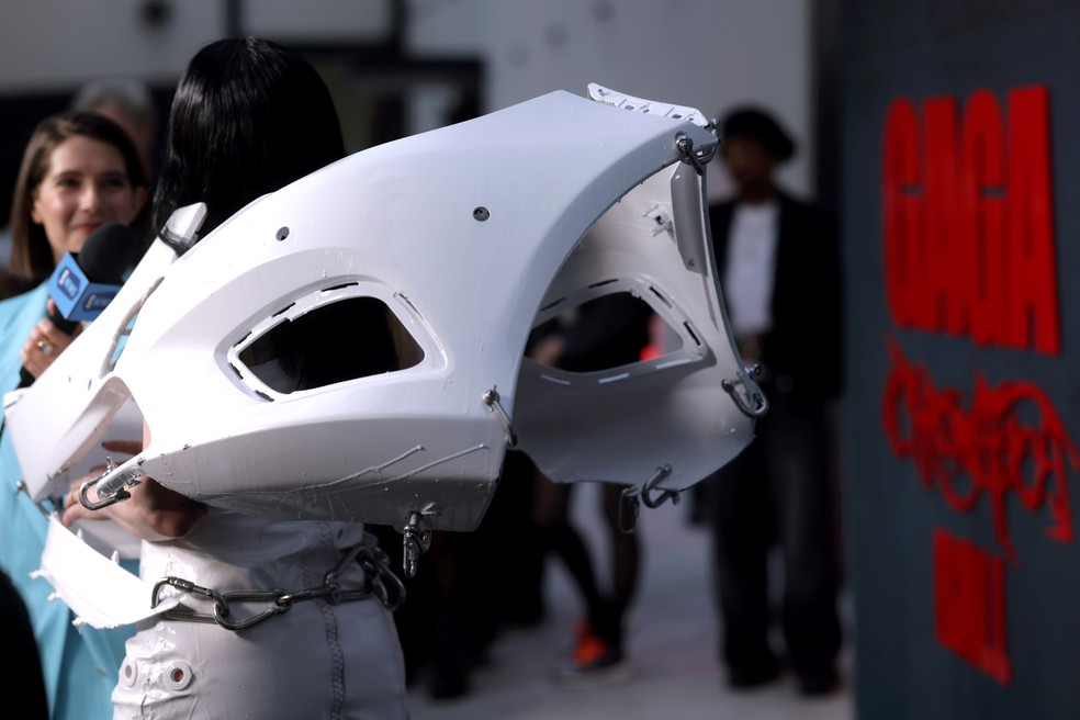 Detalhe de look branco em lançamento de seu filme turnê — Foto: Getty Images