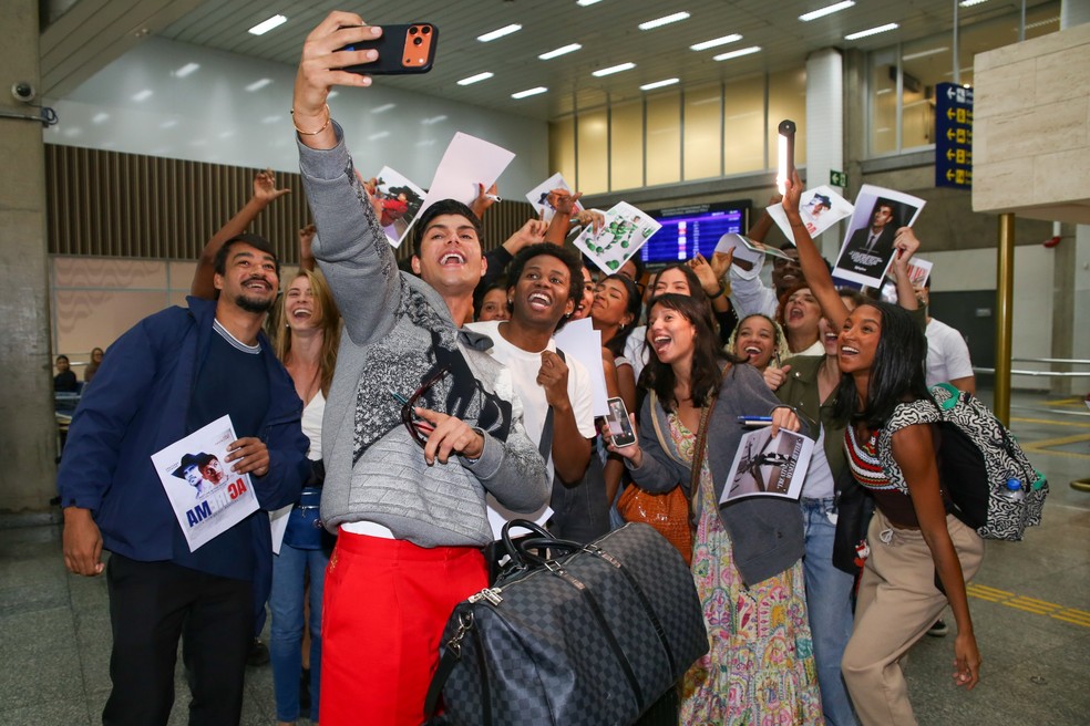 Luca Castellani desembarcar no Brasil para casamento de Giulia Be — Foto: BrazilNews