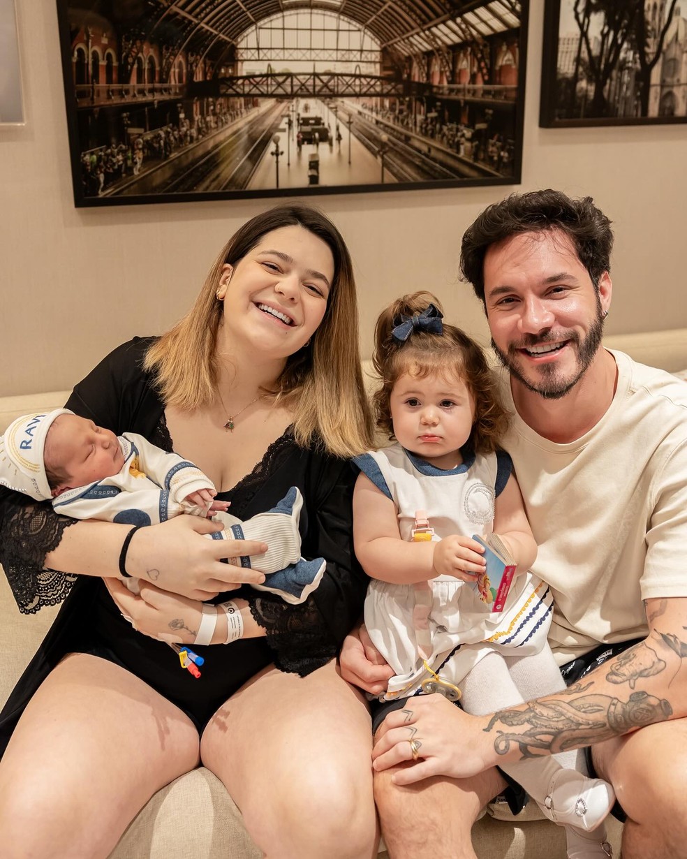 Eliezer, Viih Tube e os filhos, Ravi e Lua — Foto: Instagram