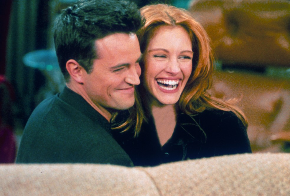 Matthew Perry e Julia Roberts trabalharam juntos em 'Friends' — Foto: Liaison/Getty Images