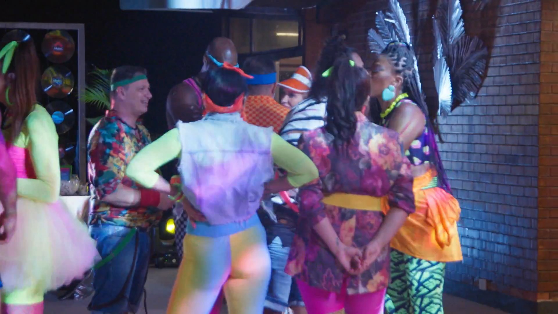 Minha Mãe com Seu Pai: festa tem selinho coletivo e beijão de mães; confira!