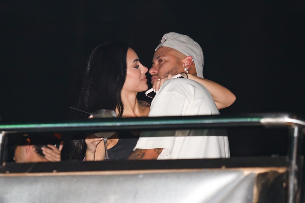 Bruna Biancardi e Neymar no show do Thiaguinho — Foto: Brazil News