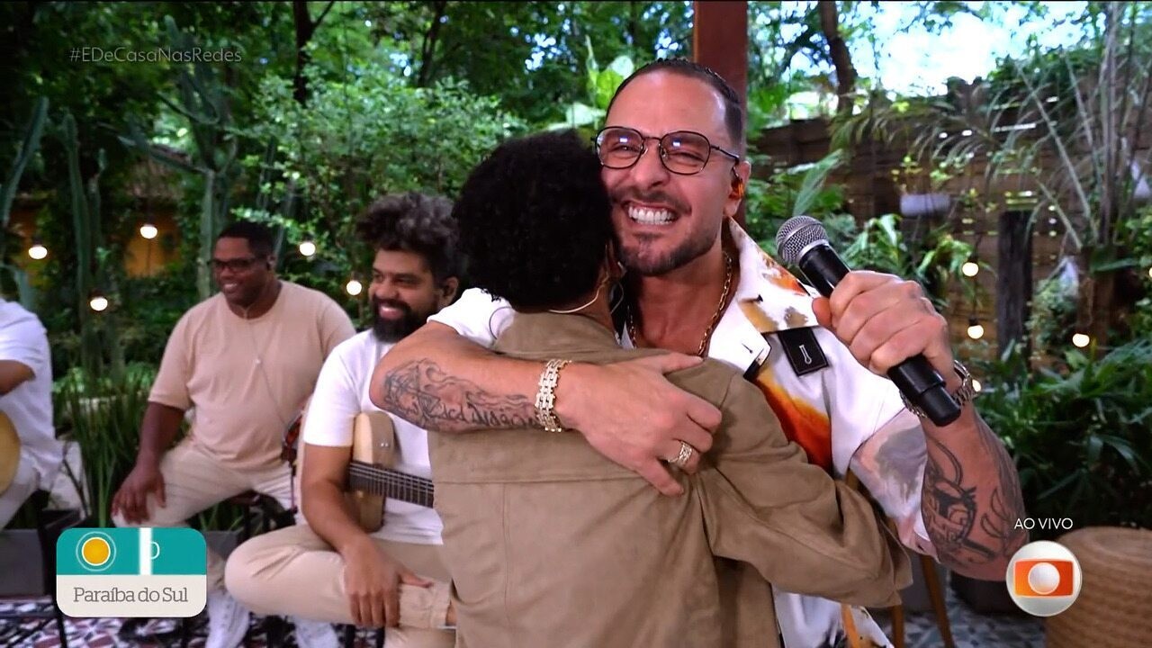 Diogo Nogueira é surpreendido pelo filho ao vivo e recebe declaração: 'Meu grande exemplo'