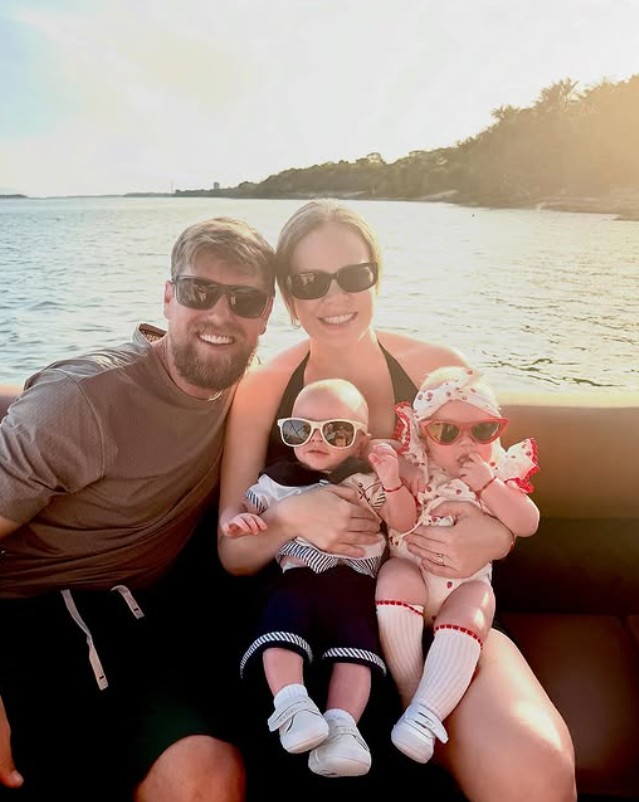 Paulinha Leite posta foto dos gêmeos fazendo passeio de barco pela 1ª vez: 'Realizado com sucesso'