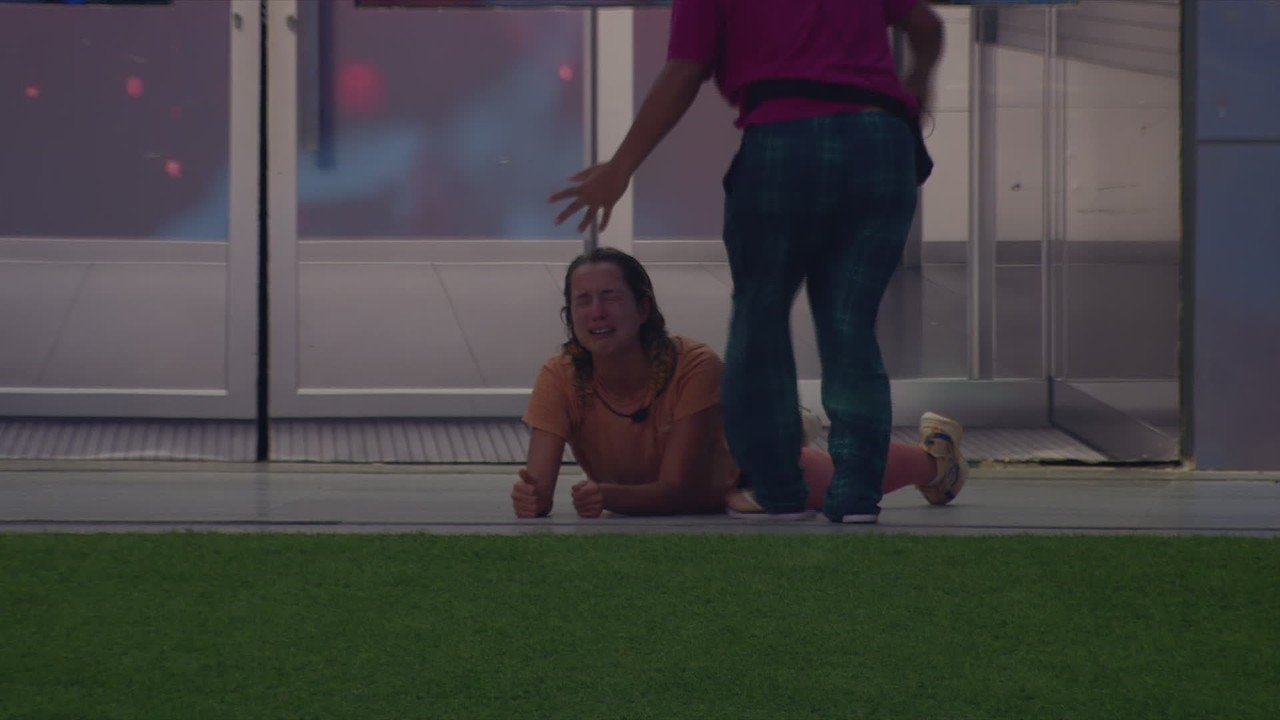 Samira chora após deixar Prova do Líder, e recebe apoio de brothers