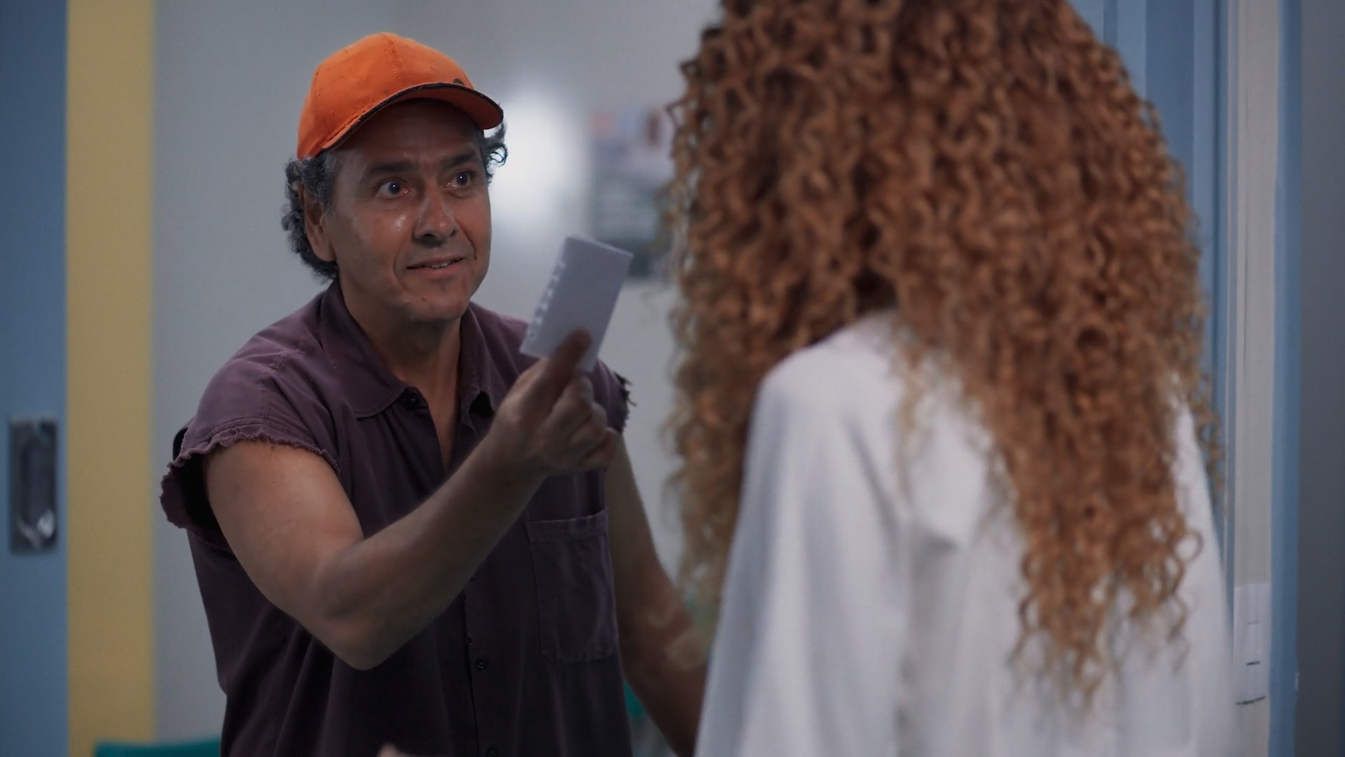 Três Graças: Claudia convoca reunião de emergência com Gerluce