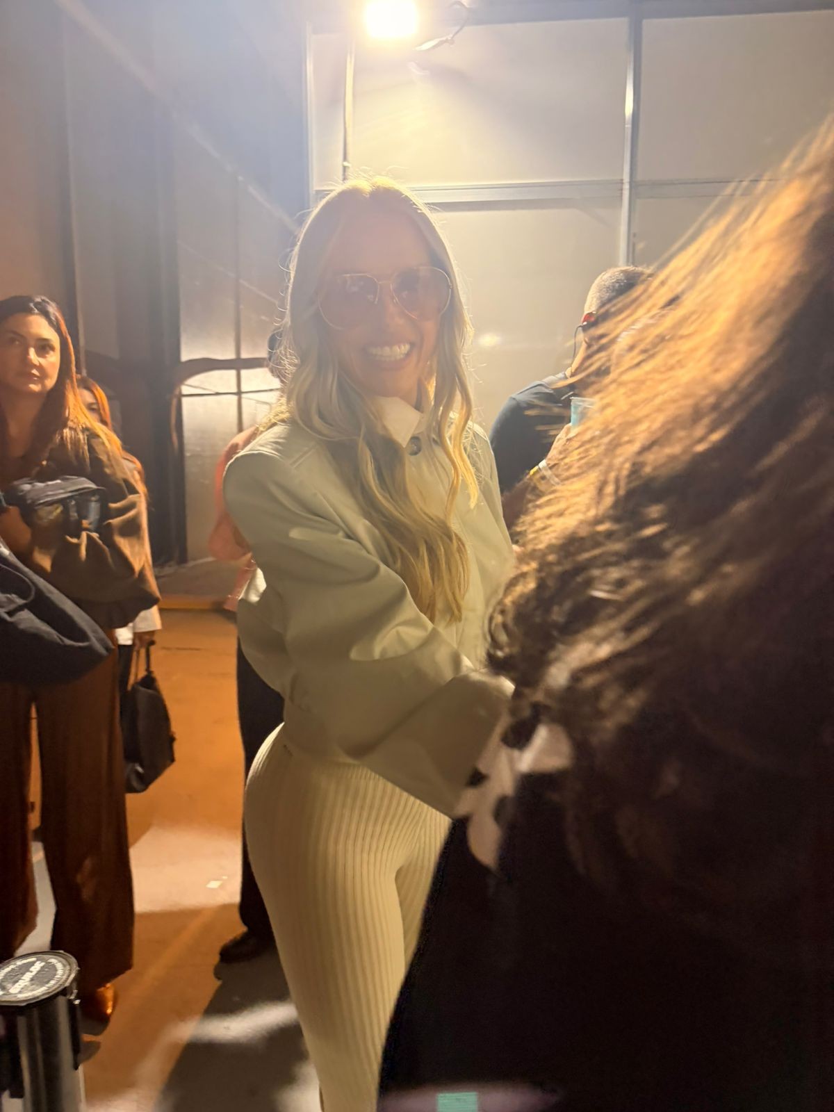 Deborah Secco chega poderosa ao Rio Fashion Week e prepara volta às passarelas