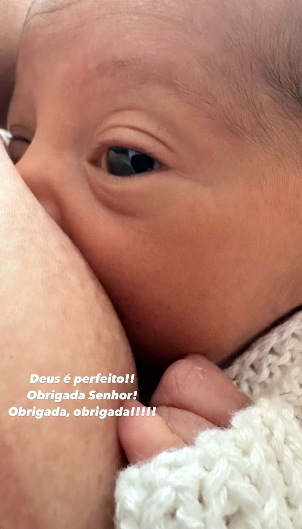 Graciele Lacerda posta amamentando a filha Clara — Foto: Reprodução