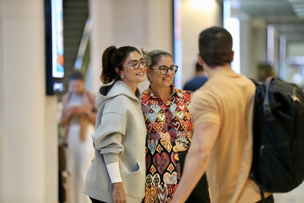 Além de esbanjar estilo, Juliana Paes ainda esbanjou simpatia, tirando foto com os fãs que a abordaram no local — Foto: AgNews