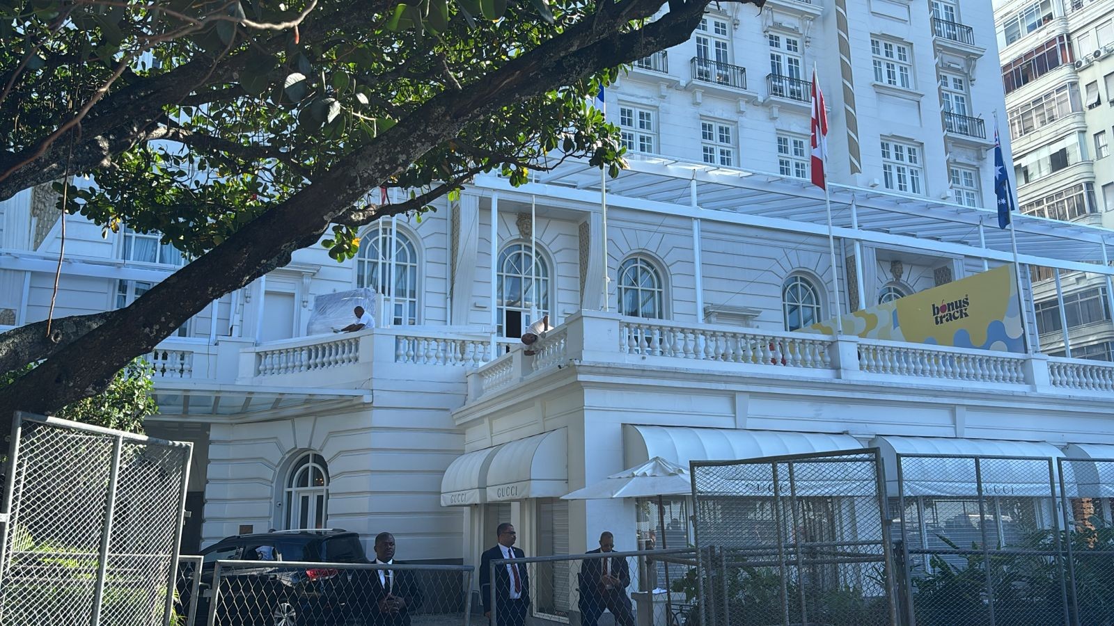 A um dia do show de Lady Gaga, Copacabana Palace passa por últimos ajustes