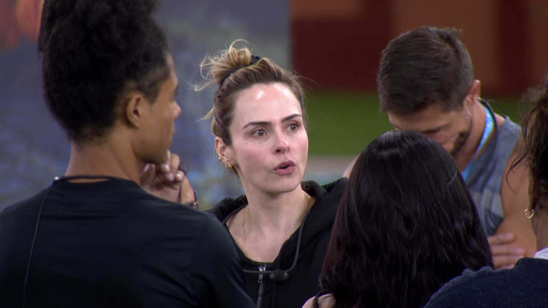 Ana Paula Renault troca farpas com Matheus durante dinâmica ao vivo: 'Chora e vota em mim'