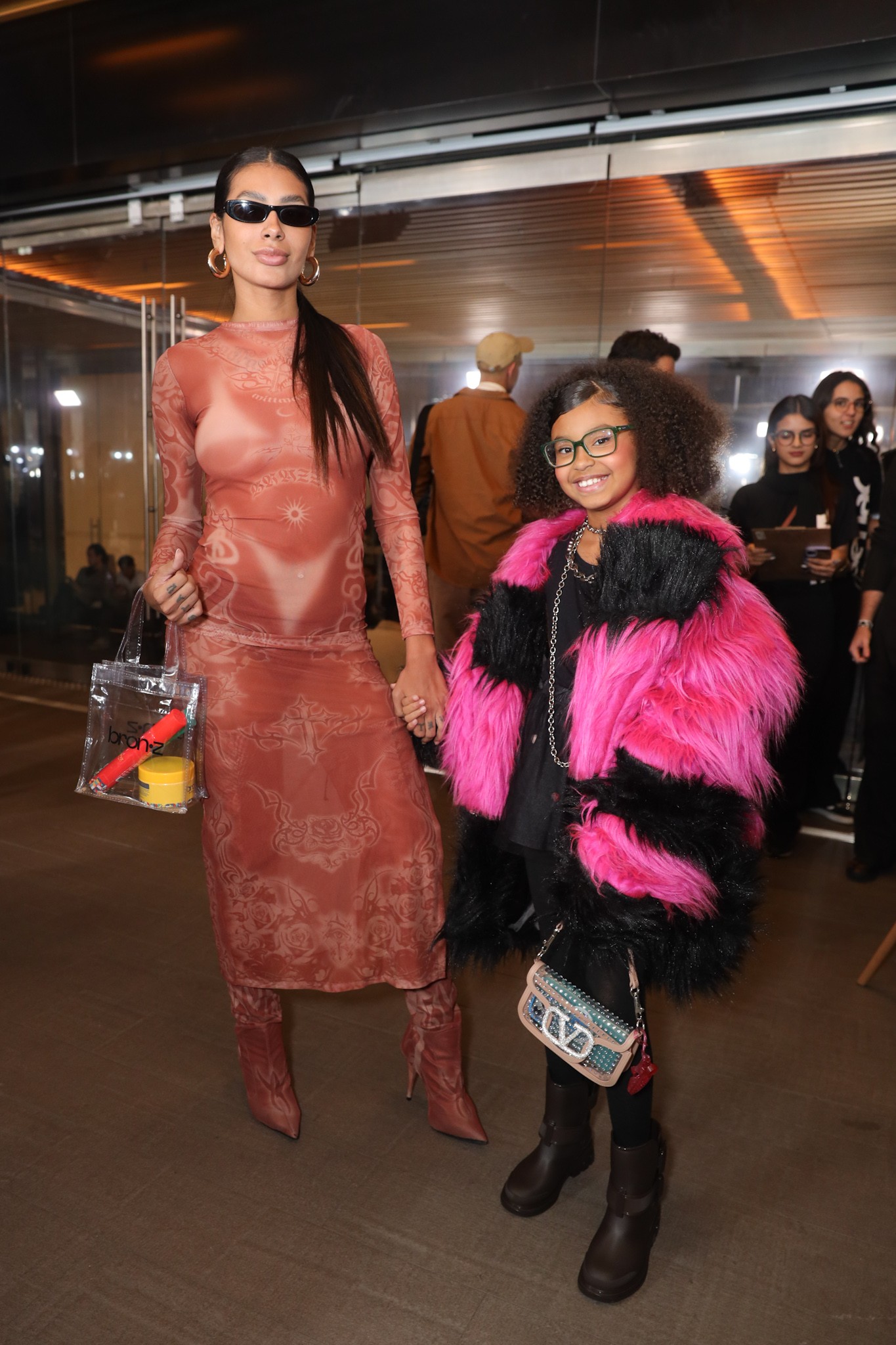 Pocah chega acompanhada da filha para desfile na SPFW