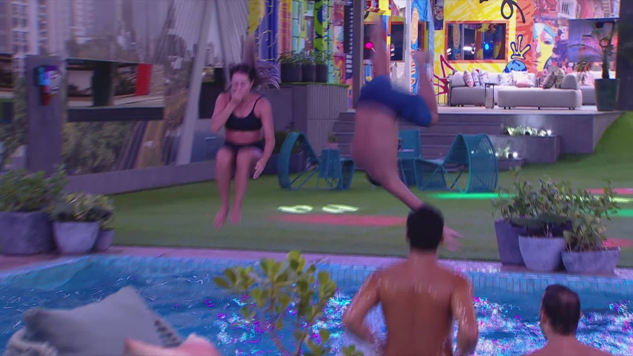 Brothers pulam na piscina durante resenha para celebrar o Top 8 do BBB ...