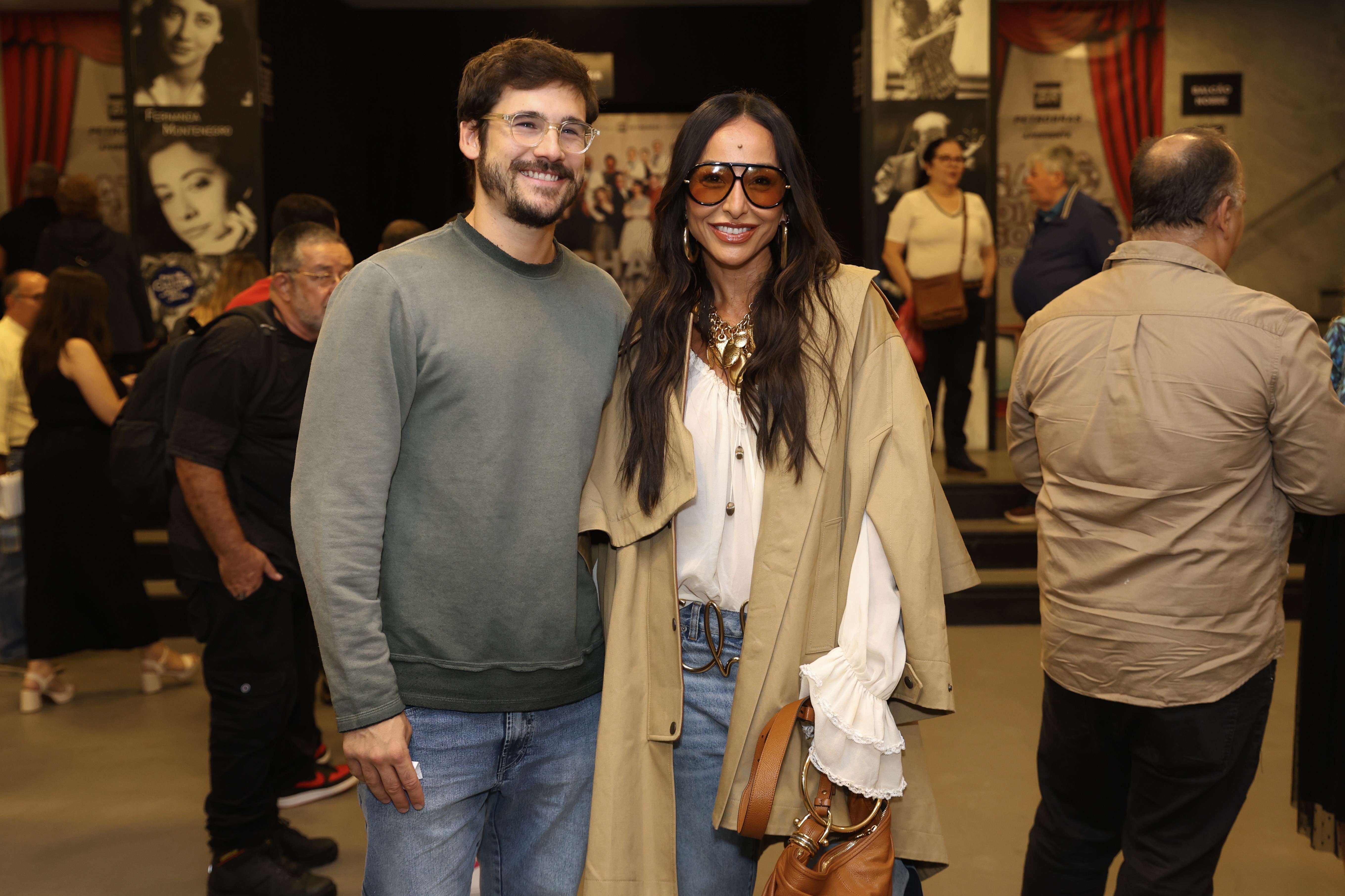 Nicolas Prattes ao lado de Sabrina Sato prestigia a mãe, Gisele Prattes em teatro