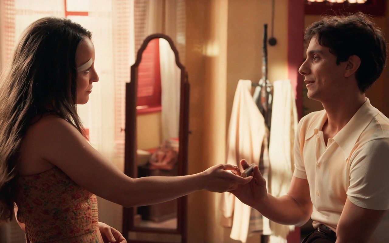 Adeus Celso? Estela beija Túlio em Êta Mundo Melhor!