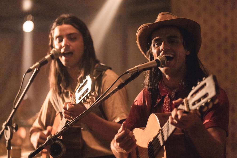 Irmãos Rodrigo e Felipe Simas são José/Chitãozinho e Durval/Xororó em 'As Aventuras de José & Durval', série inédita Original Globoplay — Foto: Globoplay