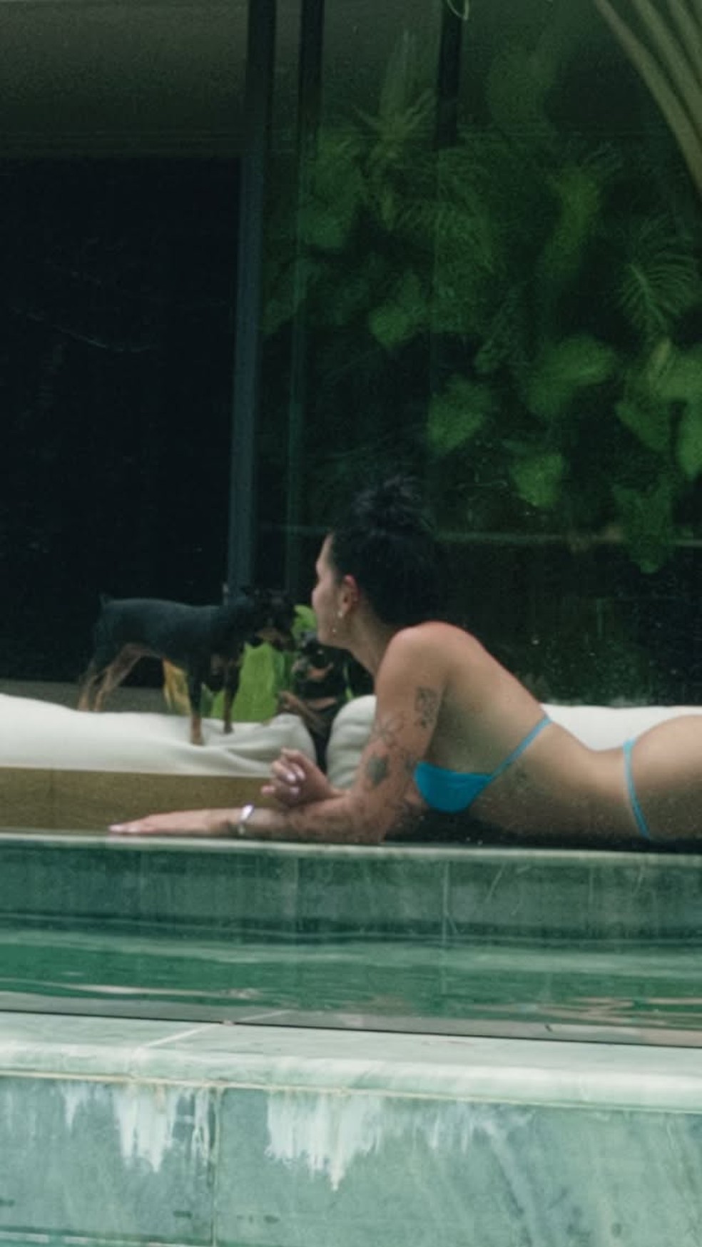 Ana Castela relaxa &agrave; beira da piscina ap&oacute;s treino &mdash; Foto: Instagram