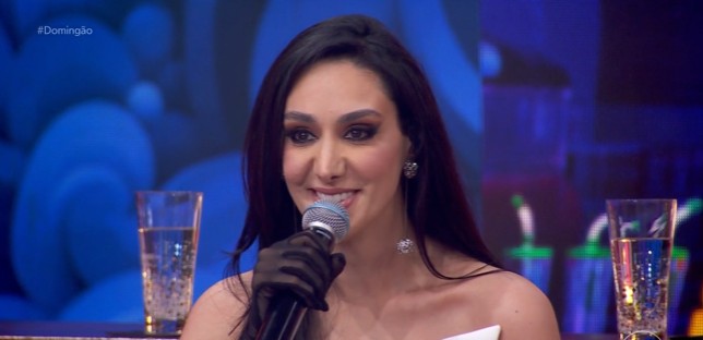 Marina Elali e Jon Secada cantando juntos no palco do Domingão com Huck