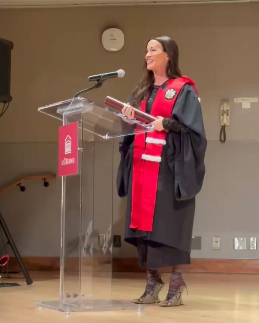 Alanis Morissette celebra doutorado honorário — Foto: Instagram