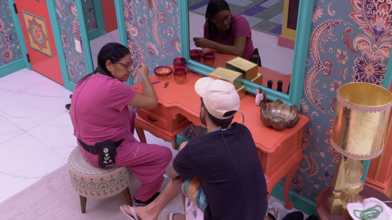 Vinícius orienta Daniele Hypolito a fazer bolo no BBB 25 e Delma brinca: 'Sabe fazer tudo'