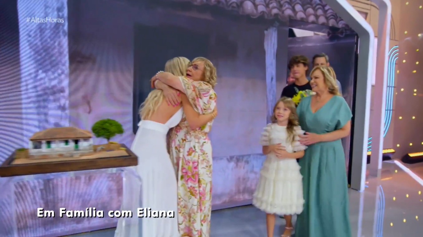 Em sua estreia, Eliana recebe a família no palco: 'Pessoas que não sei viver sem'