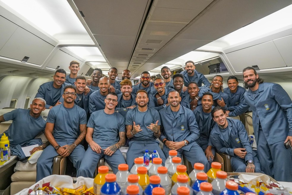 Uniforme da Seleção Brasileira em viagem para Copa do Mundo viraliza na web — Foto: Reprodução/Instagram