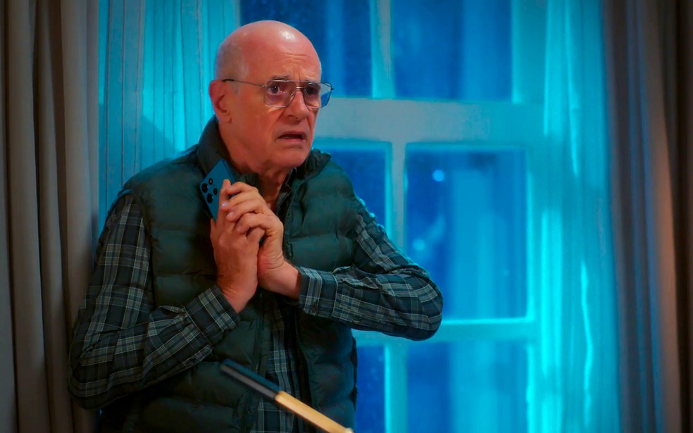 Alaor (Marcos Caruso) é surpreendido com pedido de Zilá (Leandra Leal) em Coração Acelerado — Foto: Globo