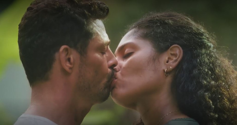 Caio (Cauã Reymond) e Aline (Barbara Reis) se beijam — Foto: Globo