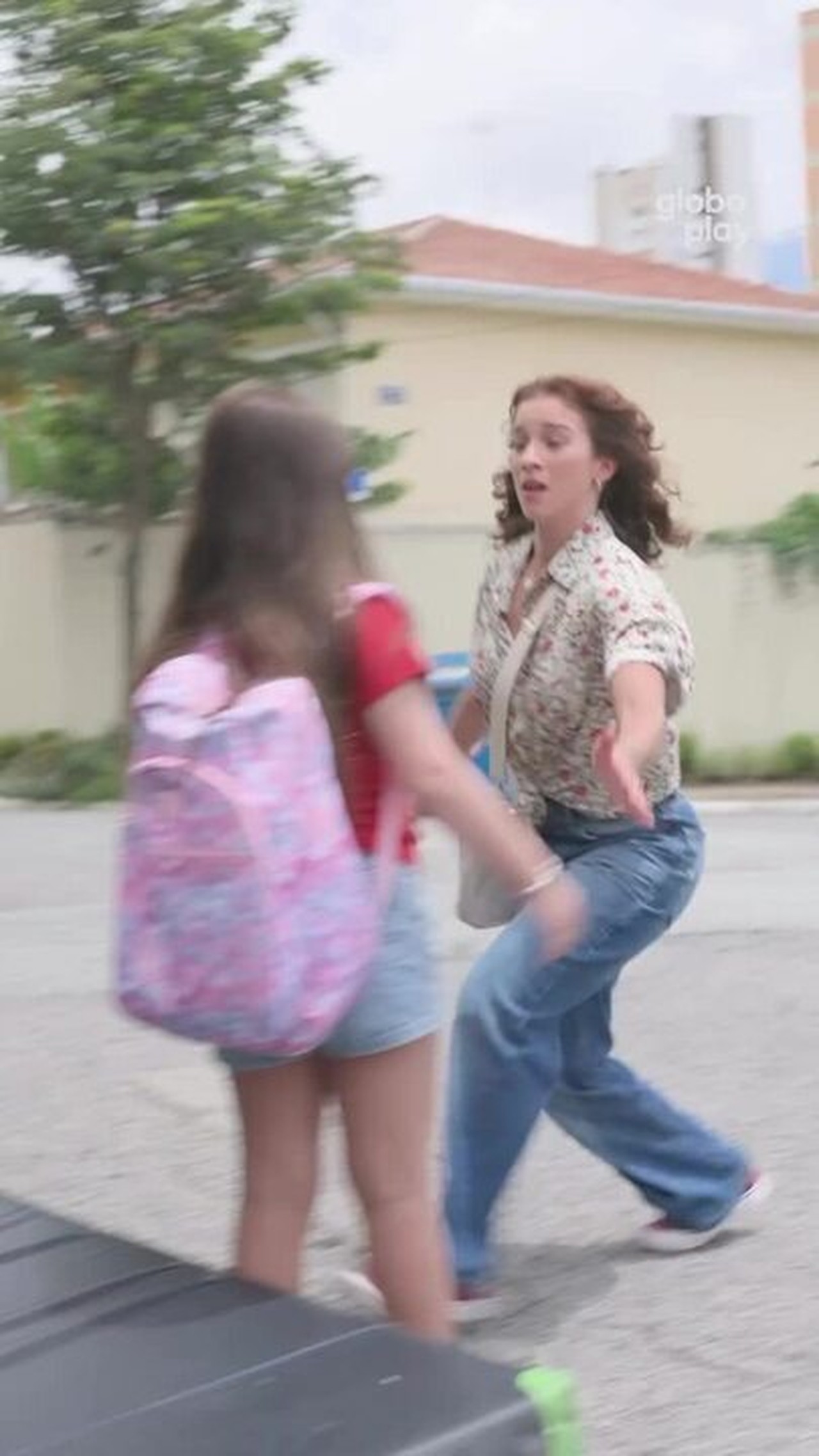 Lary Áyres corre e se joga nos bastidores da cena de atropelamento de Uma Babá Milionária