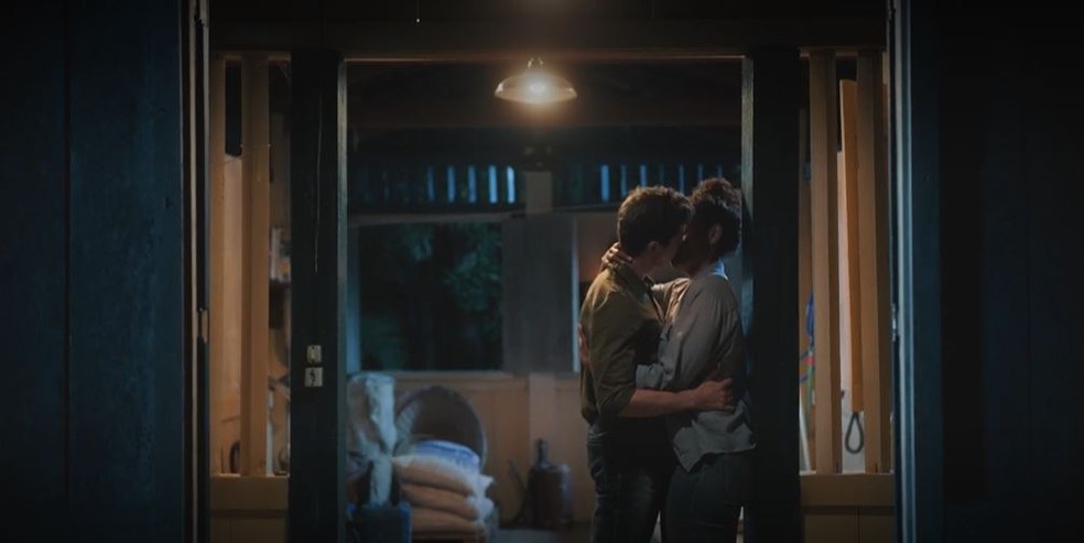 Aline (Barbara Reis) e Daniel (Johnny Massaro) se beijam — Foto: Globo