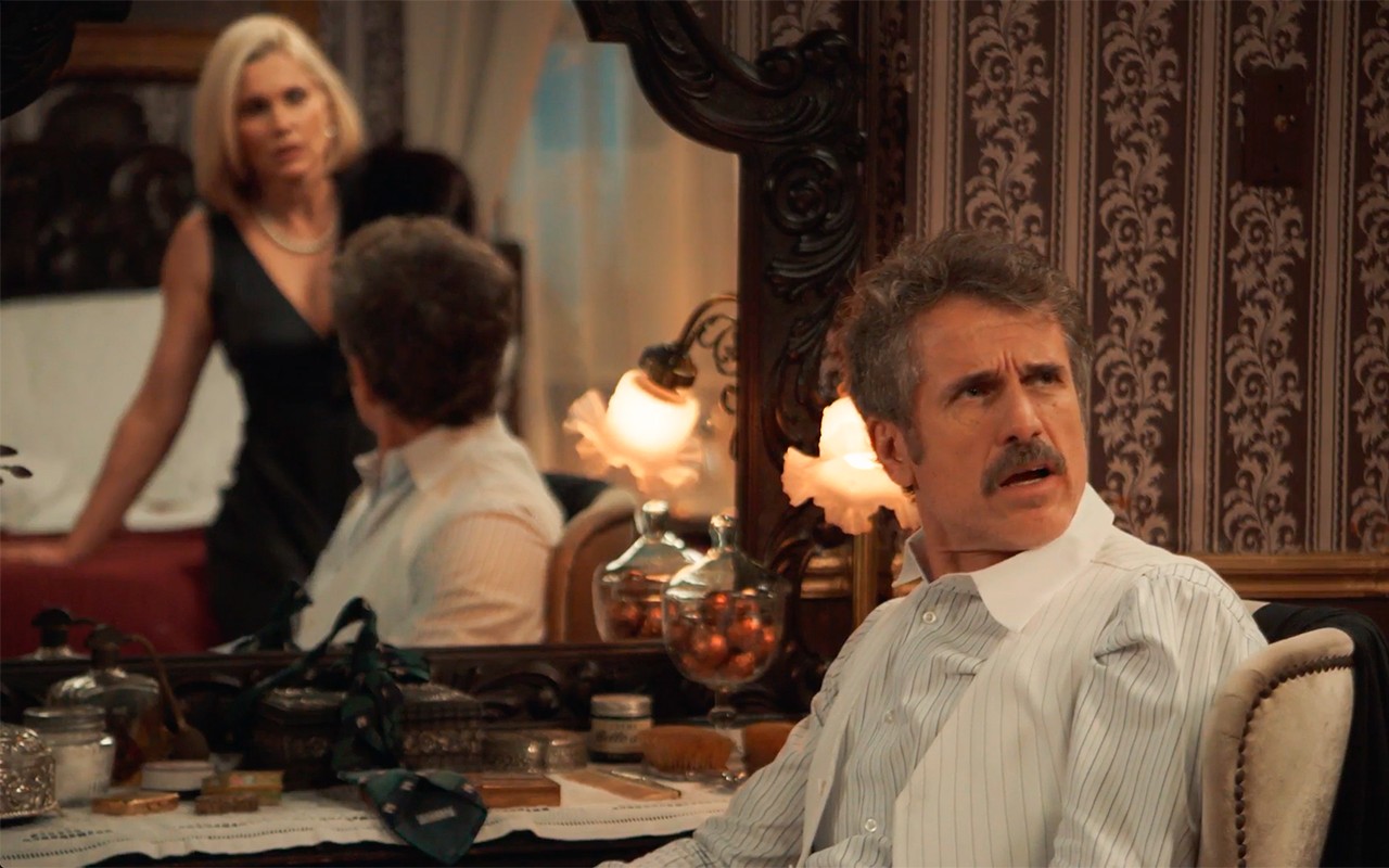 Em Êta Mundo Melhor!, pedido de Sandra deixa Ernesto desconfiado: ‘Está com medo de mim?’