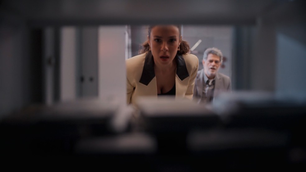 Zenilda se surpreende com o que acha no cofre de Ferette — Foto: Globo