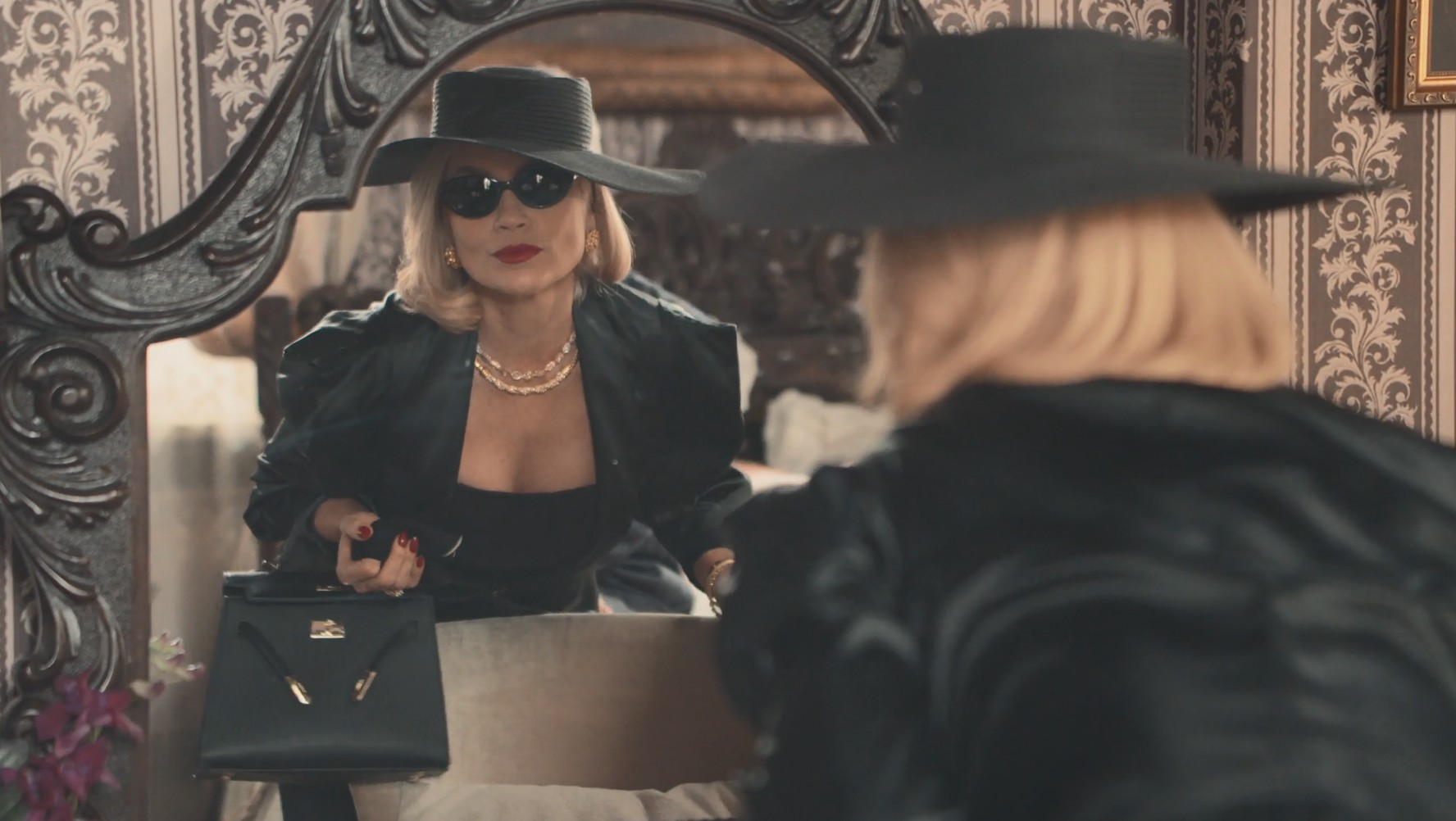 Em Êta Mundo Melhor!, Sandra 'enterra' velha identidade e faz planos como baronesa