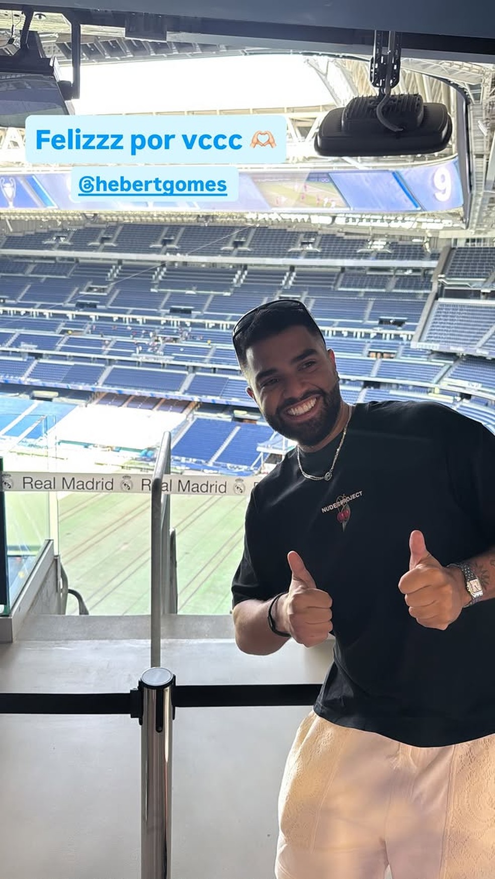 Hebert Gomes se emociona ao ver campo do estádio do Real Madrid — Foto: Instagram