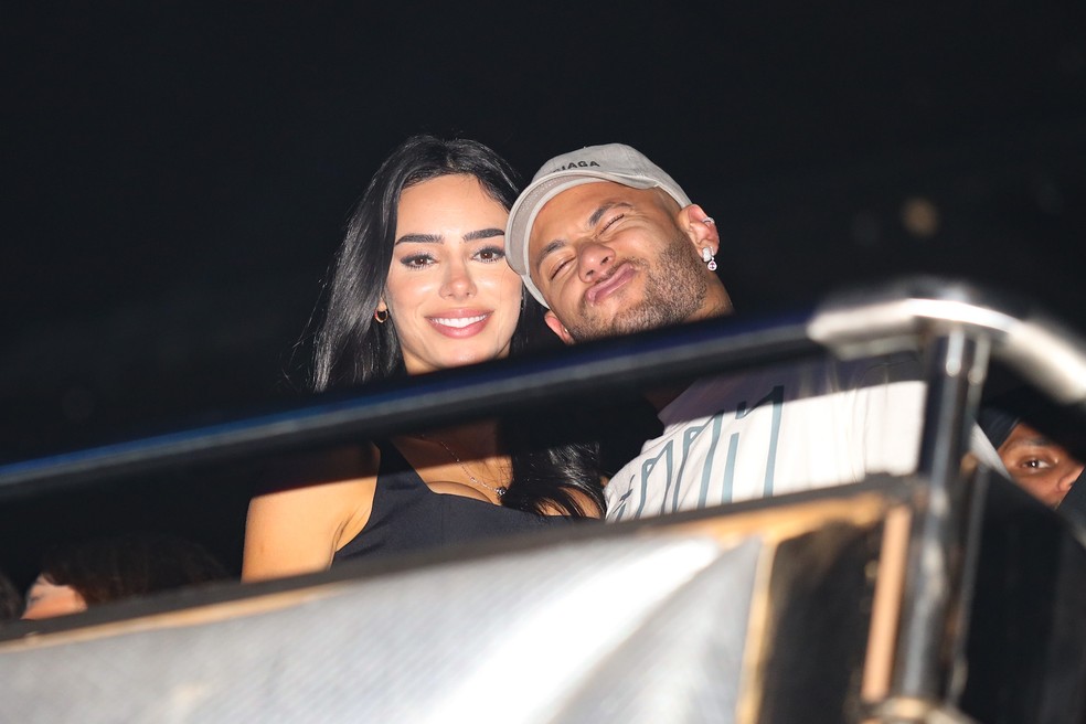 Neymar e Bruna Biancardi: sorriso e caretas no show do Thiaguinho — Foto: Brazil News