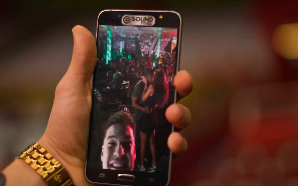 Vídeo de Lucas mostra beijo de Marlon e Bárbara em Dona de Mim — Foto: Globo