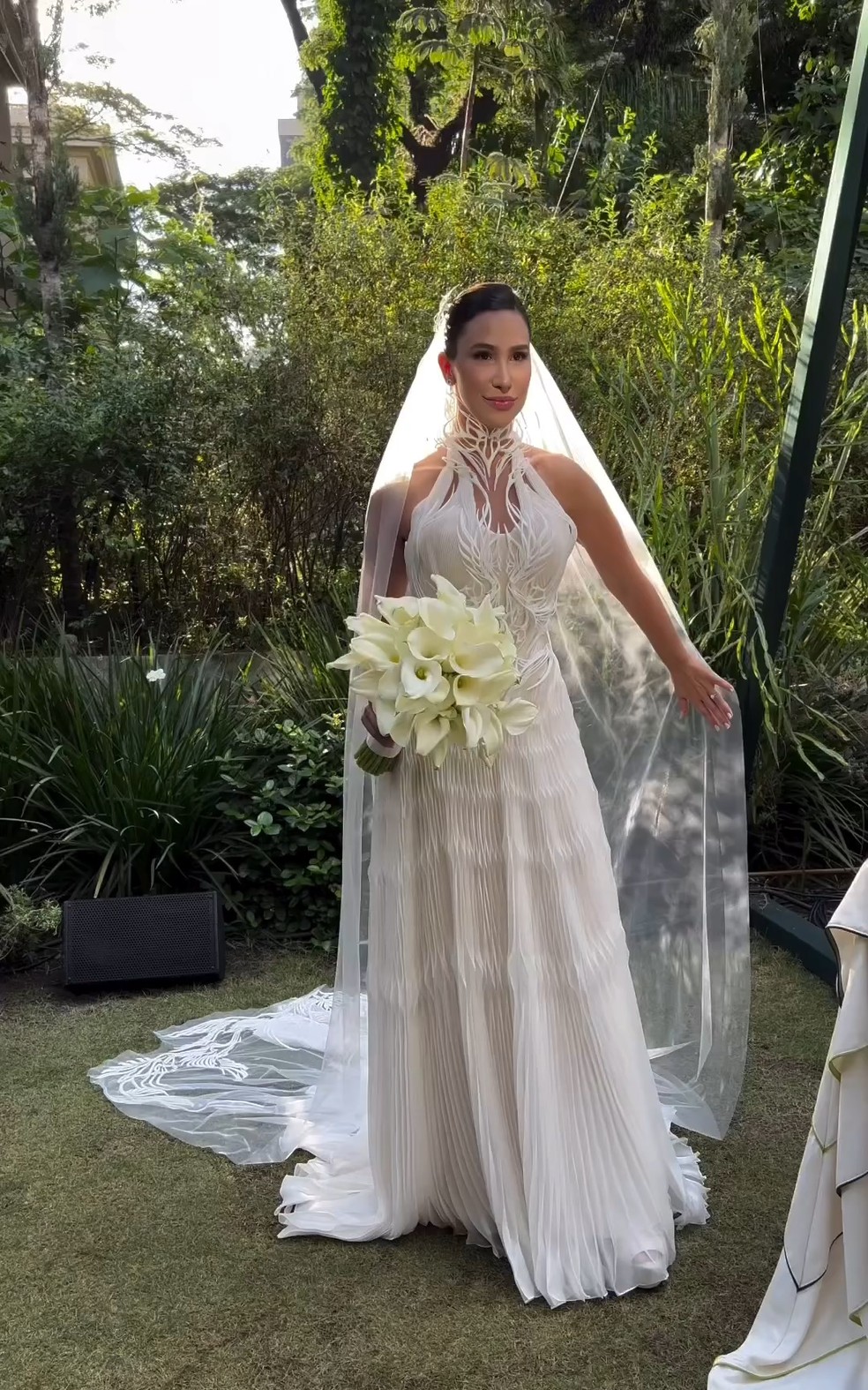 Brasileira usa o primeiro vestido de noiva do mundo feito com impressora 3D — Foto: Reprodução/Instagram