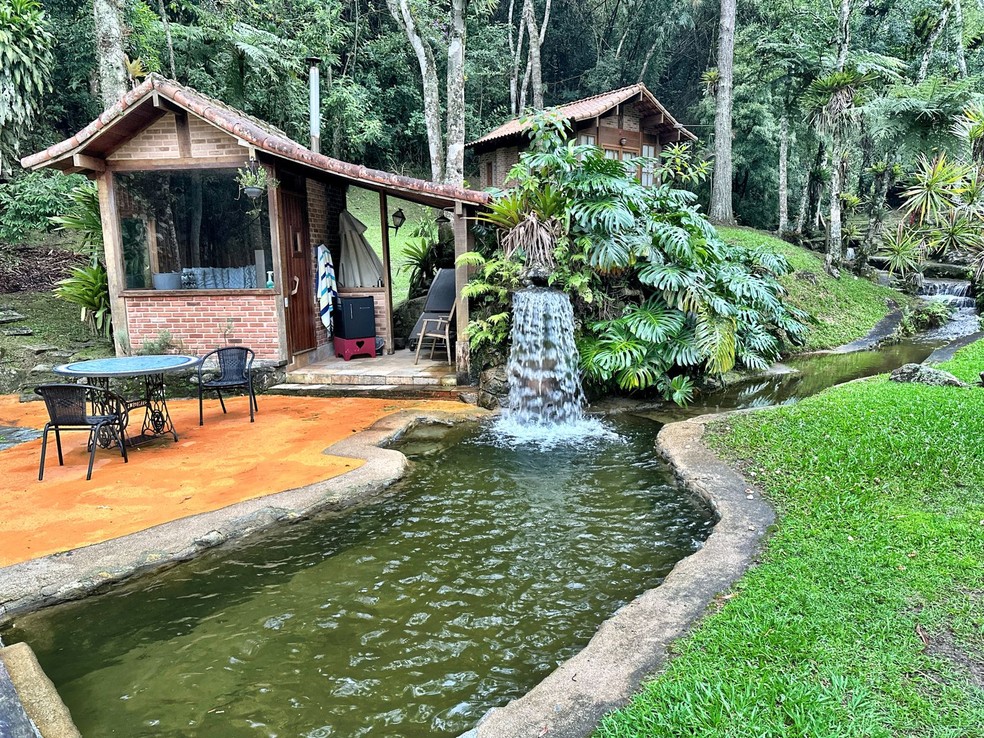 Marcello Novaes mandou construir uma cachoeira para aproveitar a nascente de água do sítio — Foto: Acervo pessoal