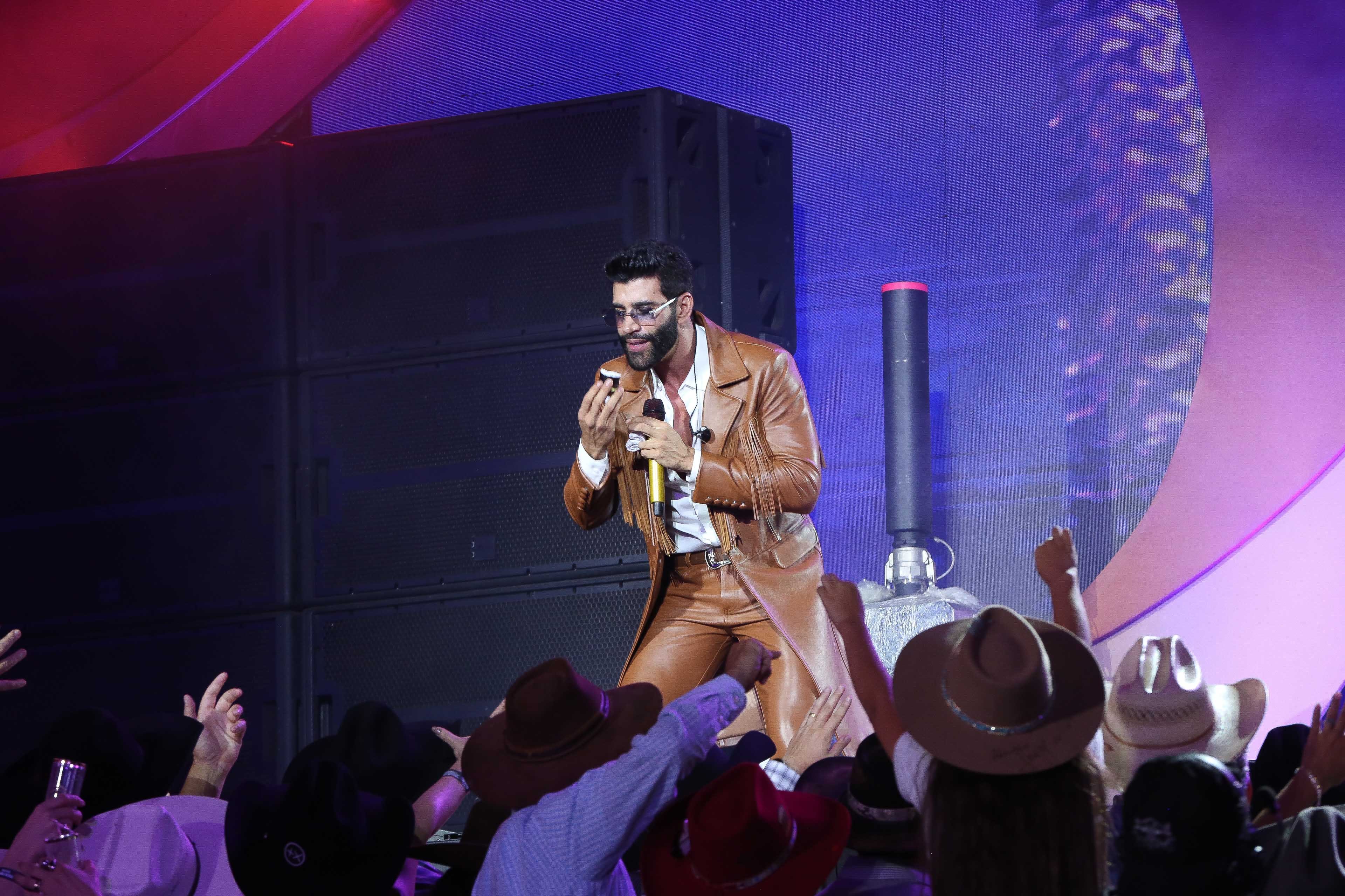Gusttavo Lima no palco principal da Festa do Peão de Barretos